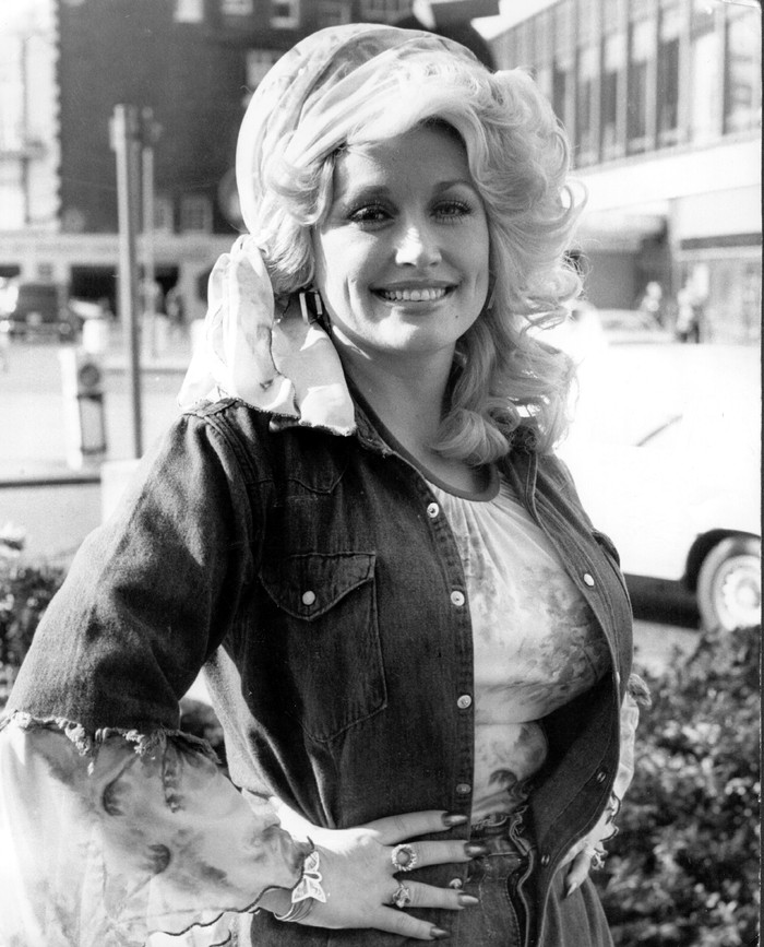 20th May 1977:  Country music queen Dolly Parton is back in London after performing at the Kings Theatre, Glasgow, at a Scottish Royal Jubilee Television Special in the presence of the Queen, she now commences on a tour of Britain and the continent.  (Photo by Keystone/Getty Images)
