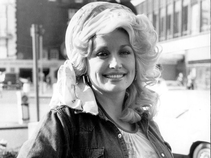 20th May 1977:  Country music queen Dolly Parton is back in London after performing at the Kings Theatre, Glasgow, at a Scottish Royal Jubilee Television Special in the presence of the Queen, she now commences on a tour of Britain and the continent.  (Photo by Keystone/Getty Images)