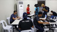 Ruang media Stadion Rizal Memorial untuk cabang sepakbola itu terlihat kumuh dan jauh dari kata nyaman.