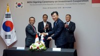 Kepala BKPM Bahlil Lahadalia (kiri) disaksikan Presiden Jokowi (kedua kiri) menandatangai nota kesepahaman investasi dengan Presiden dan CEO President Lee Won-hee (kanan) disaksikan Hyundai Motor Group di Korea Selatan. Foto: dok. BKPM