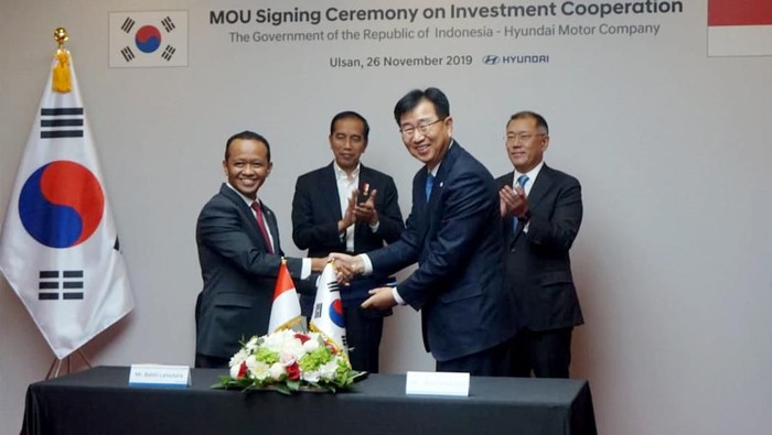 Kepala BKPM Bahlil Lahadalia (kiri) disaksikan Presiden Jokowi (kedua kiri) menandatangai nota kesepahaman investasi dengan Presiden dan CEO President Lee Won-hee (kanan) disaksikan Hyundai Motor Group Executive Vice Chairman Chung Euisun (2 dari kanan) di Pabrik Hyundai, Ulsan, Korea Selatan.