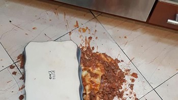 Keinginan makan lasagna kandas sudah. Foto: Bored Panda