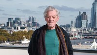 Aktor berusia 80 tahun, Ian McKellen juga dikenal sebagai lawan main Patrick dalam film fiksi. Eamonn M. McCormack/Getty Images for Warner Bros