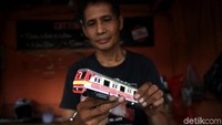 Harga miniatur kereta yang dibanderol pun beragam, seperti miniatur skala 1:50 dijual Rp 450.000 per rangkaian yang terdiri dari 1 lokomotif dan 5 gerbong. Jika miniatur kereta dengan menggunakan remote kontrol dibanderol Rp 850.000.