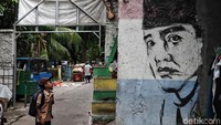Selain dicat warna-warni, perkampungan itu juga dihiasi dengan lukisan tokoh bangsa.