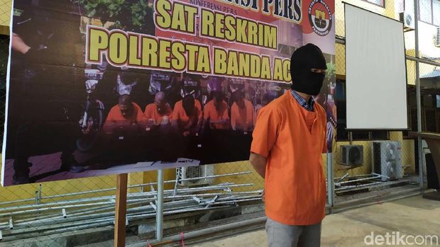  Seorang guru kontrak di sebuah Sekolah Dasar (SD) di Banda Aceh ditangkap karena diduga mencabuli enam siswinya.