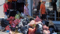 Melihat perkembangan masalah tersebut pemerintah menargetkan untuk mengurangi sampah plastik hingga 70 persen pada 2025 mendatang. Hal ini juga direspon serius oleh Pemerintah Provinsi (Pemprov) Bali dengan mengeluarkan Peraturan Gubernur (Pergub) Bali Nomor 97 Tahun 2018 tentang Pembatasan Timbulan Sampah Plastik Sekali Pakai.