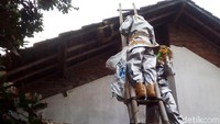 Petugas menaiki tangga untuk memusnahkan sarang tawon yang berada di atap rumah warga Desa Jurang RT 3 RW 3, Kecamatan Gebog.