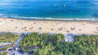 Pantai Haeundae juga terkenal untuk berbagai acara budaya dan festival yang diselenggarakan sepanjang tahun. Beberapa film drama Korea pun pernah syuting di sini. (iStock)