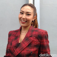 Ayu Dewi dan Zumi Zola pernah menjalin kasih dan telah merencanakan pernikahan pada Mei 2011. Tapi sayang, sebulan sebelum acara pernikahan tersebut berlangsung, Zumi Zola tiba-tiba saja membatalkan pertunangannya dengan Ayu Dewi. Namun saat ini Ayu Dewi telah hidup bahagia dengan suaminya, Muhammad Hidayah Ismagrebu atau Regi Datau yang dinikahinya pada Juni 2012. Foto: Ayu Dewi / Anisa Fitria