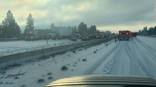 Ruas jalan Interstate 90 di Washington ditutup beberapa jam usai 60 mobil alami kecelakaan beruntun usai badai salju