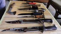 Peminat pisau Krakatau ini juga, bukan hanya kalangan umum saja. Rizal mengaku kerap membuat pisau untuk TNI, polisi maupun kejaksaan.