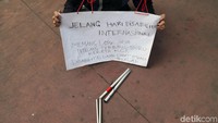 Dalam aksi tersebut Fazlur Rahman nampak membawa poster yang dikalungkan di lehernya.