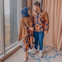 Kesha Ratuliu mengatakan yang menjadi faktor utamanya berhijab adalah ayahnya. Karena aku Islam dan seorang muslimah wajib berhijab. Dulu kayak aku mau berhijab karena syarat dari Adhi tapi itu kan tidak adil aja kalau aku nggak melakukan itu karena papa. Wanita yang keluar rumah tanpa hijab itu kan dosa untuk suami dan ayah. Makanya itu sih faktor utamanya. Meskipun pipi gue semakin bulet hahahaa,” ungkap Kesha. Foto: Instagram @kesharatuliu05