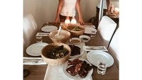 Dengan berbagai makanan enak, makan di rumah pun jadi salah satu cara Agnez untuk bersantai di tengah kesibukannya. Foto: Instagram  Agnez Mo