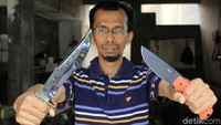 Pisau yang dibuat Rizal, sapaannya, bukan sebatas perkakas belaka. Ada nilai estetik dalam setiap karyanya, hingga produk ciptaannya diminati oleh kolektor pisau di mancanegara, seperti Amerika dan Italia.