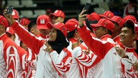 Rasa haru dan bangga bisa mewakili Indonesia mereka tumpahkan lewat swafoto.