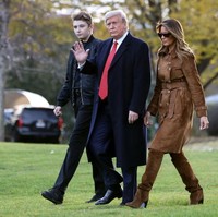 Melania Trump menunjukkan batang hidungnya, Selasa (26/11/2019), saat hendak bertolak dari Gedung Putih menuju Florida untuk merayakan Hari Thanksgiving. Melania Trump tampak berjalan bersama suaminya, Presiden AS Donald Trump, dan putra mereka, Barron Trump. (Foto: Getty Images)