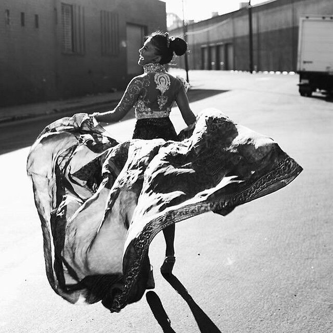 Kebaya lace dengan aksen bebatuan kristal membuat penampilan Agnez Mo terlihat mewah. Gayanya juga terlihat lebih anggun dipadu kain batik menerawang. Foto: Instagram/@agnezmo