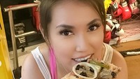Maria Ozawa merupakan mantan pemeran film pornografi yang terkenal seksi. Keseksianya itu juga terlihat saat ia kulineran. Seperti posenya saat makan pizza ini. Foto: instagram @maria.ozawa