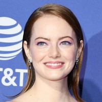 Warna-warni. Suka pakai eyeliner berwarna terang menandakan kamu orang yang paling bisa menarik perhatian dan cukup populer di antara teman-teman. Kamu orang yang ceria, menyenangkan dan bersemangat. Selain itu kamu juga spontan dan terbilang jarang berpikiran negatif. Foto: Getty Images