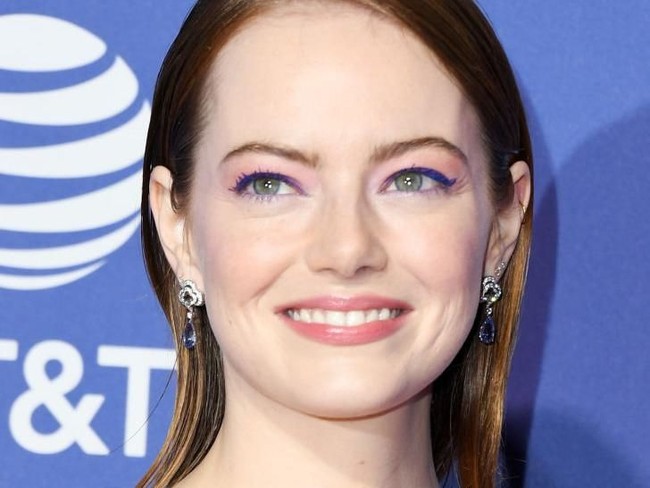 Warna-warni. Suka pakai eyeliner berwarna terang menandakan kamu orang yang paling bisa menarik perhatian dan cukup populer di antara teman-teman. Kamu orang yang ceria, menyenangkan dan bersemangat. Selain itu kamu juga spontan dan terbilang jarang berpikiran negatif. Foto: Getty Images