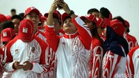 Mereka saling mengabadikan momen.