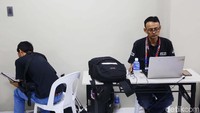 Panitia menyediakan kursi plastik untuk para media yang meliput.