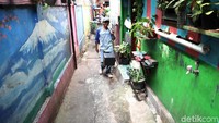 Sebagian warga juga berusaha menjadikan perkampungan menjadi lebih asri dengan memasang pot bunga di depan rumah.