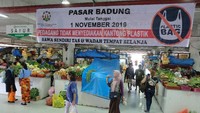 Dalam peraturan tersebut produsen, distributor dan pelaku usaha dilarang menggunakan kantong plastik sekali pakai, styrofoam dan sedotan plastik untuk mengurangi sampah plastik dan mencegah kerusakan lingkungan.