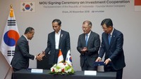Kepala BKPM Bahlil Lahadalia menuyalami Presiden Jokowi (kedua kiri) usai menandatangai nota kesepahaman investasi dengan Presiden dan CEO President Lee Won-hee (kanan) disaksikan Hyundai Motor Group Executive Vice Chairman Chung Euisun (2 dari kanan) di Pabrik Hyundai, Ulsan, Korea Selatan. Foto: dok. BKPM