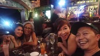 Hangout bersama teman-temannya, Sandhy memilih kafe cozy. Semua yang ada di foto ini tampak begitu menikmati momen.  Foto: instagram @sandhysondoro_official