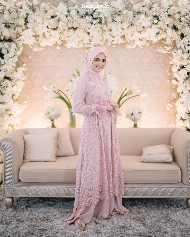 Bunga warna putih menjadi dekorasi yang mempercantik ruangan pengajian Citra Kirana. Foto: instagram @imagenic