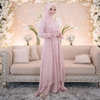 Bunga warna putih menjadi dekorasi yang mempercantik ruangan pengajian Citra Kirana. Foto: instagram @imagenic