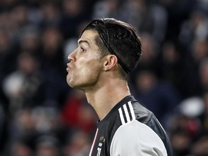 Tanpa Pomade, Begini Tampilan Ronaldo Pakai Ikat Rambut