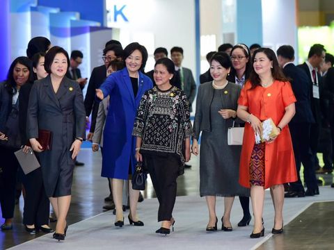Iriana Jokowi Lihat-lihat Produk Kecantikan Korea di K-Beauty Festival 