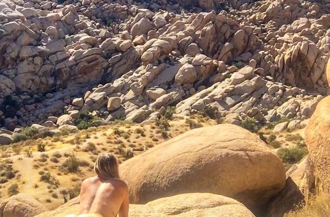 Wanita yang kini jadi kontroversi itu menunjukkan aksinya saat tengah menjemur bokongnya. Ia melakukannya tanpa mengenakan busana. Dalam sejumlah posenya, ia telungkup dan bagian kakinya diangkat, sehingga bagian tubuh belakangnya terpapar sinar matahari.  Foto: dok. Instagram