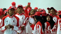 Senyum semringah terpancara dari para wajah atlet.