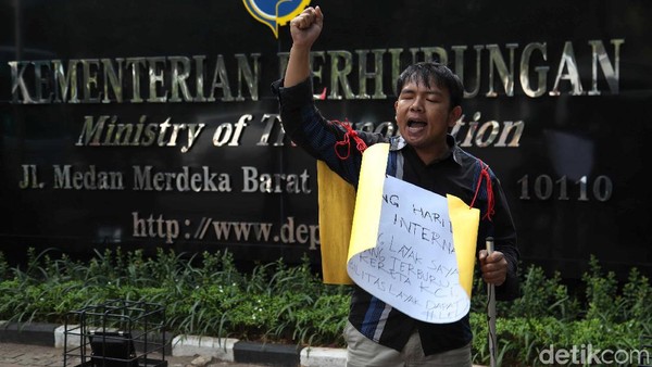 Penyandang Disabiltas Ini Geruduk Kantor Kemenhub Sendirian