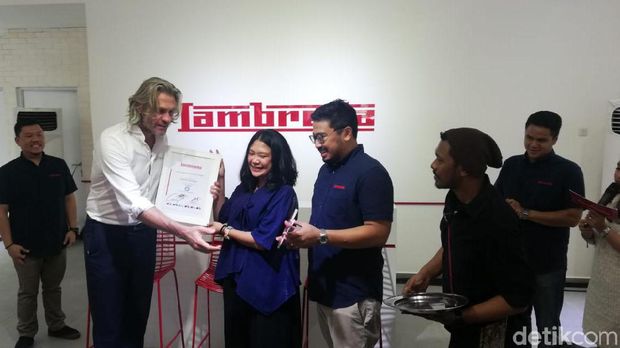 Peresmian diler Lambretta dengan mengundang pembeli pertama