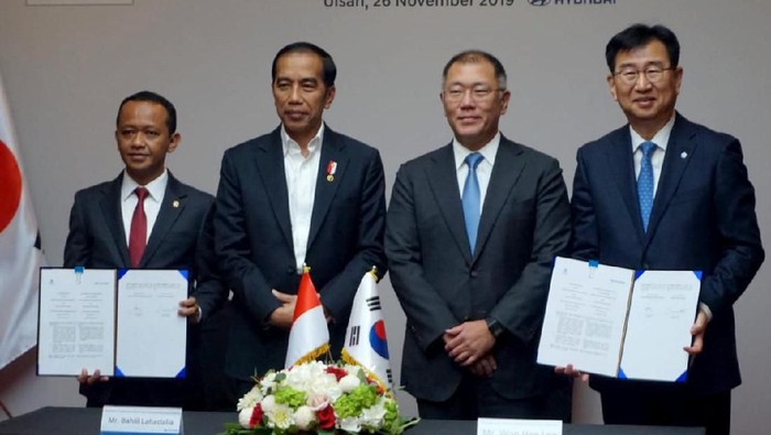 Kepala BKPM Bahlil Lahadalia (kiri) disaksikan Presiden Jokowi (kedua kiri) menandatangai nota kesepahaman investasi dengan Presiden dan CEO President Lee Won-hee (kanan) disaksikan Hyundai Motor Group Executive Vice Chairman Chung Euisun (2 dari kanan) di Pabrik Hyundai, Ulsan, Korea Selatan.