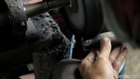 Memproduksi pisau yang lekat dengan citra senjata, diakui Rizal sempat menjadi tantangan tersendiri saat ia memasarkan produk yang dinamainya Pisau Krakatau ini.