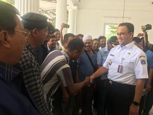Momen Anies Jadi Sopir Angkot Dadakan Jaklingko
