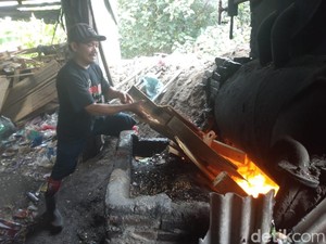 Pabrik Tahu di Sidoarjo Mulai Gunakan Kayu Pengganti Sampah Plastik Impor