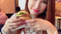 Sebelum melahap habis cheeseburger yang ada di genggamannya, Maria Ozawa memilih untuk mengabadikannya dengan berfoto. Foto: instagram @maria.ozawa