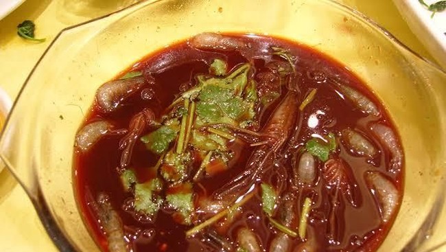 Jadi Kontroversi, Orang China Makan Ular hingga Bayi Tikus Hidup-hidup