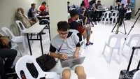 Sejumlah awak media tengah melakukan tugasnya di Press Room venue sepakbola di Rizal Memorial Stadium, Manila, Filipina, Selasa (26/11/2019) malam.
