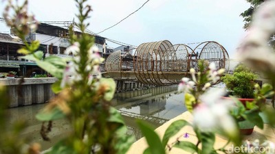 Jembatan Krendang, Spot Swafoto Favorit Anak Muda hingga Emak-emak