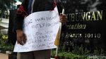 Penyandang Disabiltas Ini Geruduk Kantor Kemenhub Sendirian