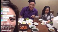 Agnez juga aktif membagikan aktvitasnya lewat video siaran langsung di Periscope. Di video kali ini ia menunjukkan keseruan makan malam dengan timnya. Foto: Periscope